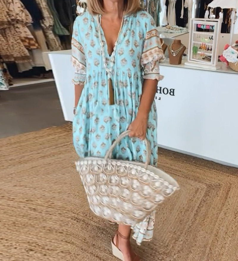Monika | Midi-Kleid mit floralen Mustern und V-Ausschnitt von Stefanie Berlin