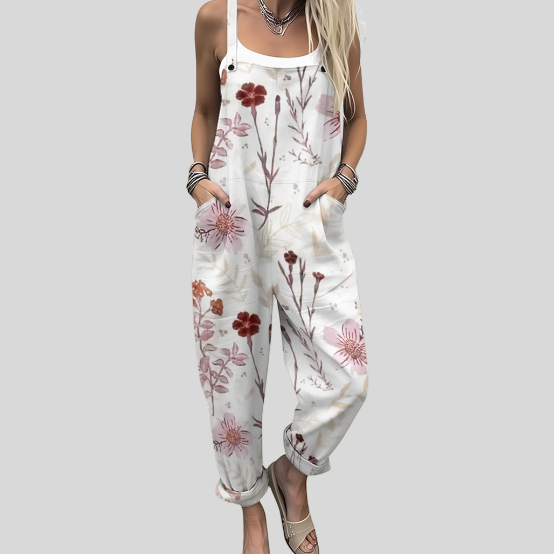 Weiße Latzhose mit roten Blüten von Stefanie Berlin