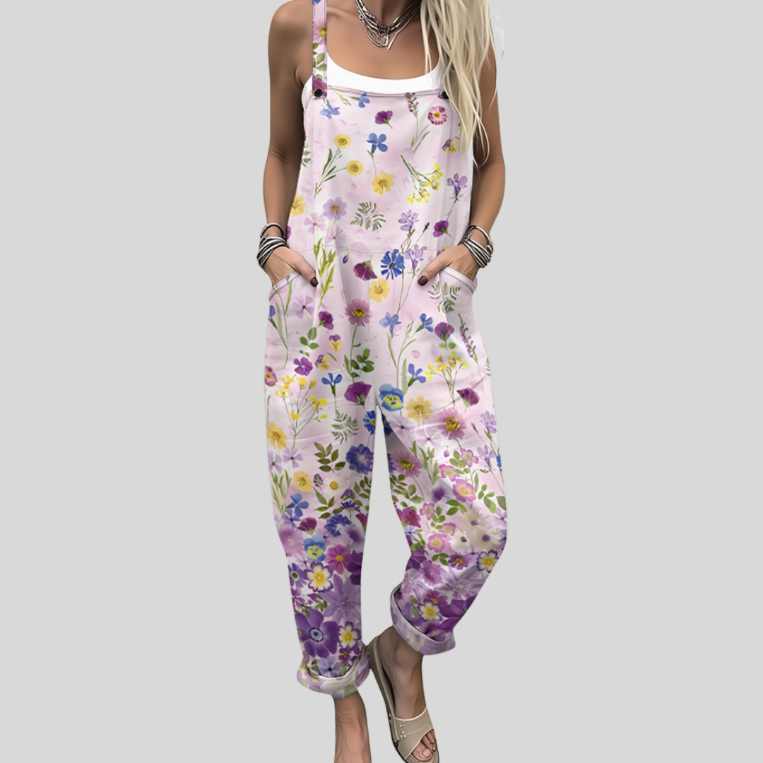 Latzhose mit zarten Wildblumen von Stefanie Berlin