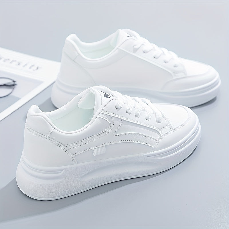Schicke weiße Sneakers mit leichtem Komfort von Stefanie Berlin