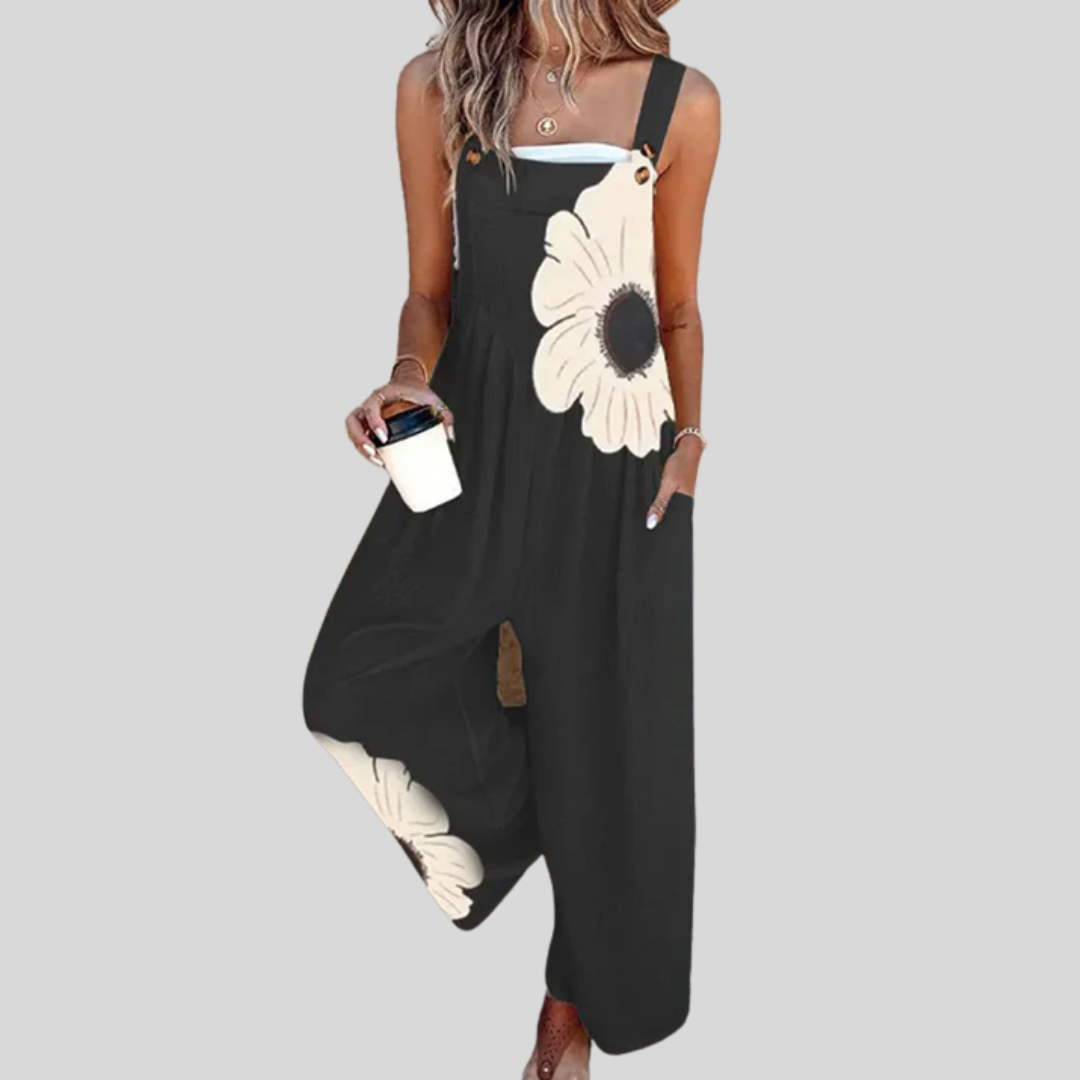 Schwarze Latzhose mit großer Blüte von Stefanie Berlin